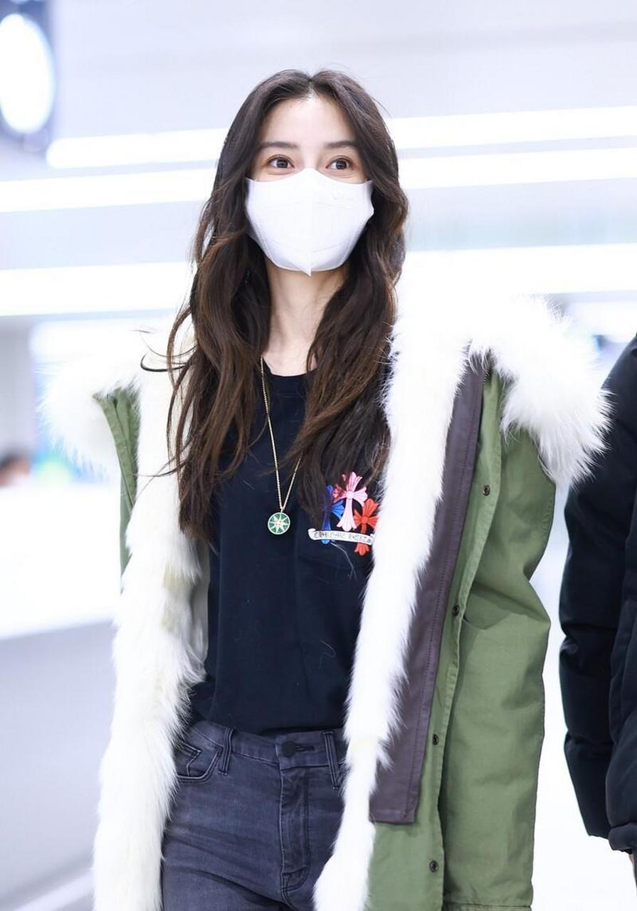 angelababy杨颖机场街拍 军绿色皮草风衣 黑色高筒皮靴休闲时髦