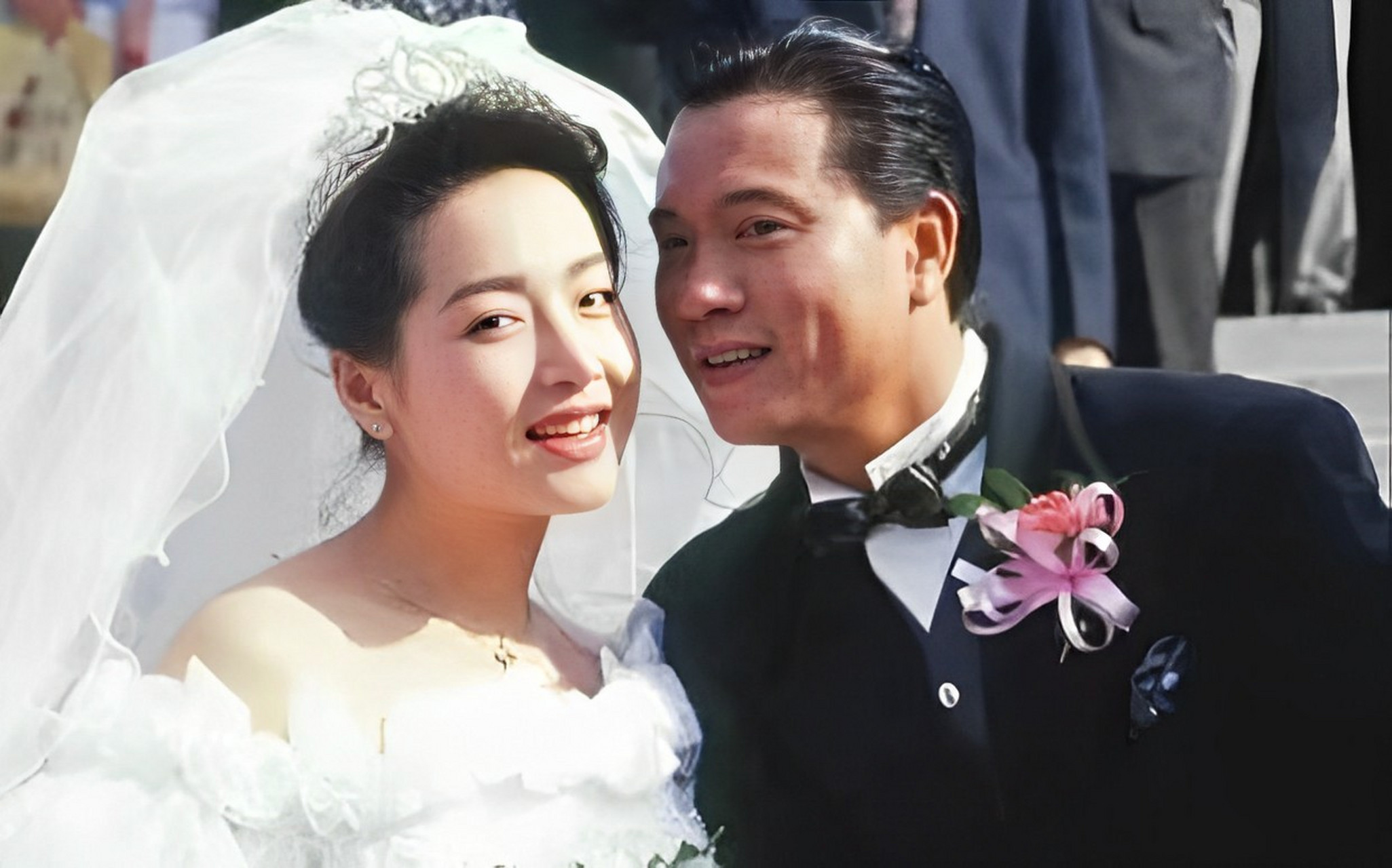 然而,他们结婚后不久,万梓良和恬妞宣布离婚四年后,由于他们的性格不