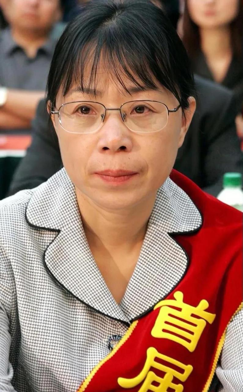 中学校长张桂梅,亲自接见捐款者,定睛一看,眼前这位珠光宝气的富婆