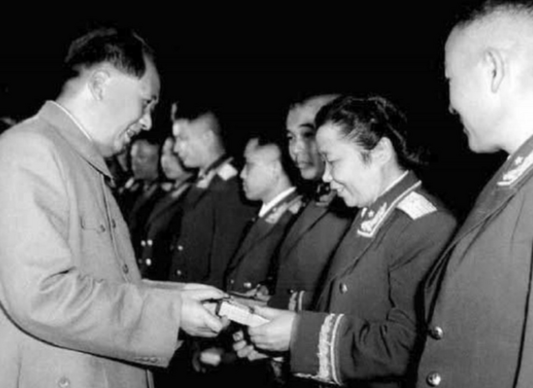 1955年开国女少将李贞回乡探亲,曾经打过她的前夫在人群中吓得直哆嗦!