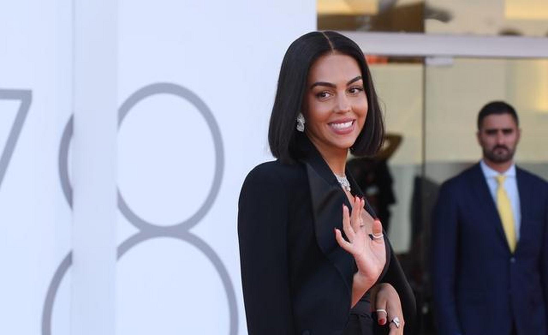 c罗未婚妻亮相威尼斯电影节红毯,乔治娜全黑look性感妩媚