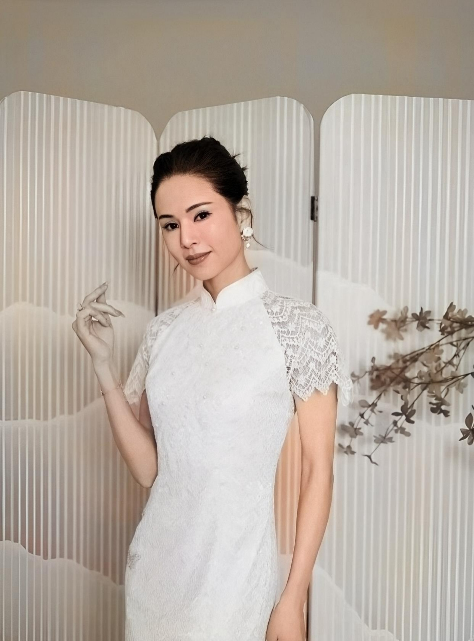 照片中,李若彤身穿白色薄纱礼服,清新脱俗,皮肤白皙的紧致,仿佛回到了