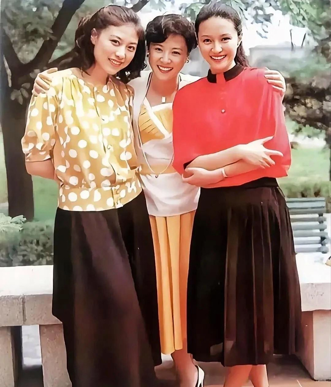 岳红是《野山》的主演,方舒是《日出》的主角,而王馥荔则出演了《咱们