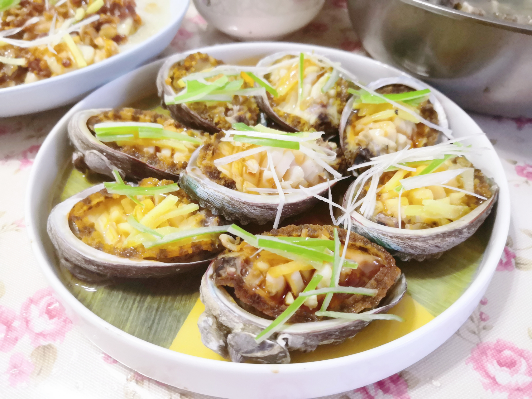 每日打卡# 葱油鲍鱼,好吃鲜美,鲍鱼改花刀,葱姜蒸熟,再浇热油,好吃.