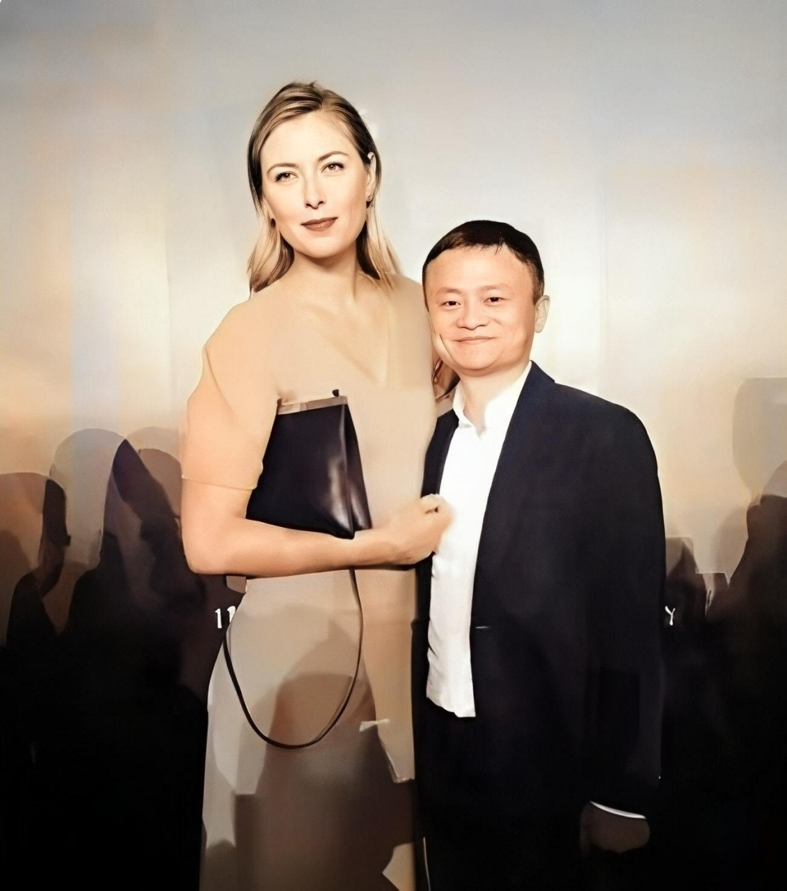 2017年,莎拉波娃和马云写了张合影,马云在照片中似乎是一只鸟.