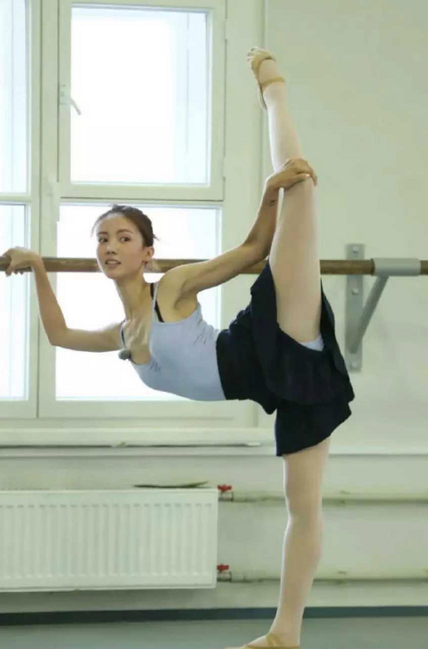 金晨的舞蹈功底真的不错,果然是舞蹈生出身,线条感好美!