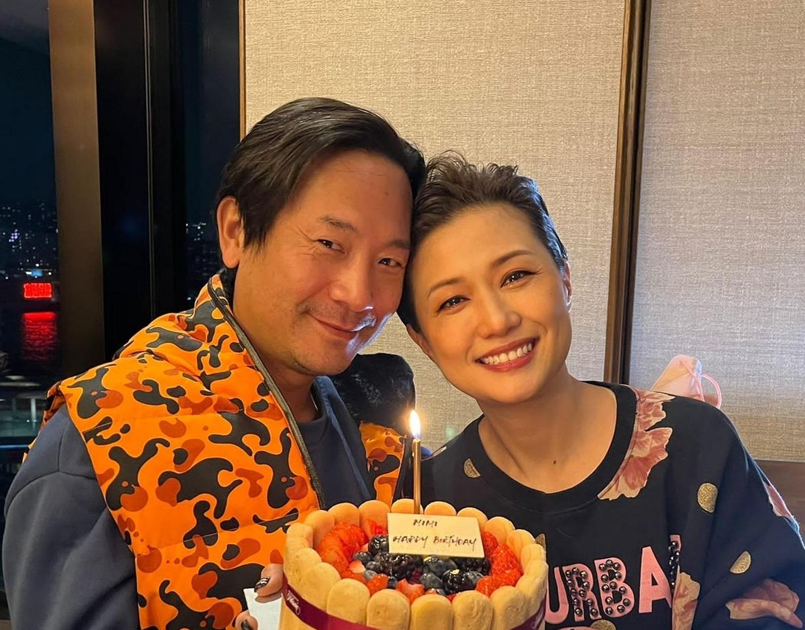 香港tvb男星陈国邦和老婆罗敏庄合照,这一家人现在过得很幸福