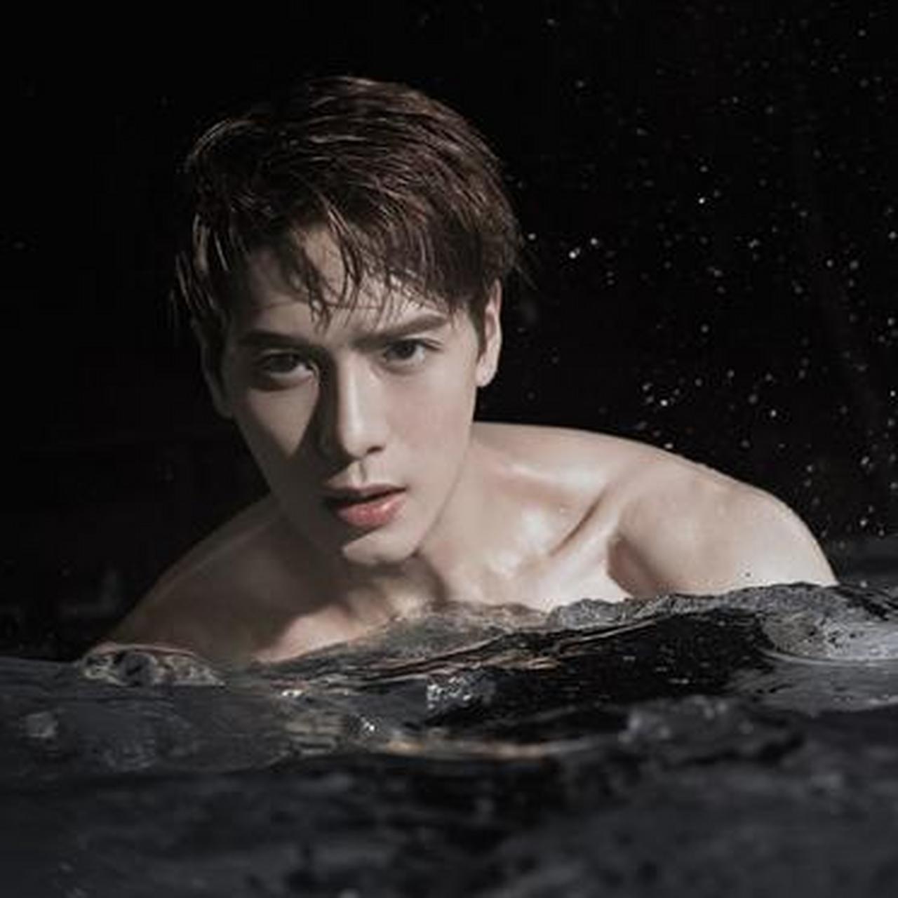 王嘉尔,水中的身材好棒呀