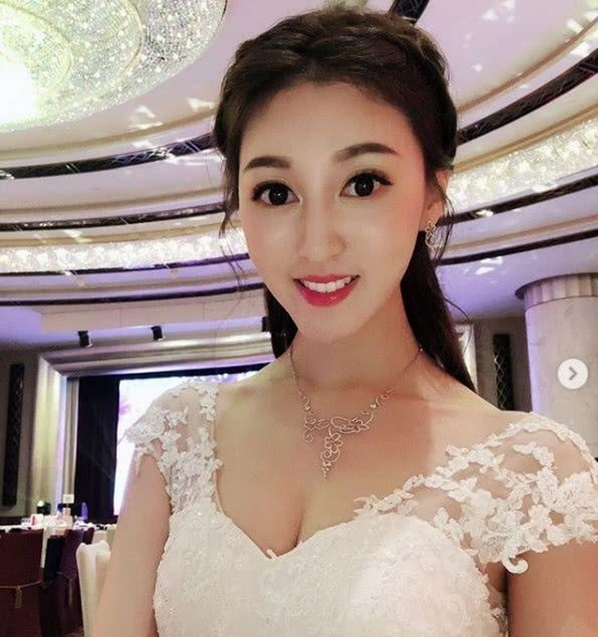 何艷娟(katherine ho),2014年香港小姐季军,1992年出生于香港,当年