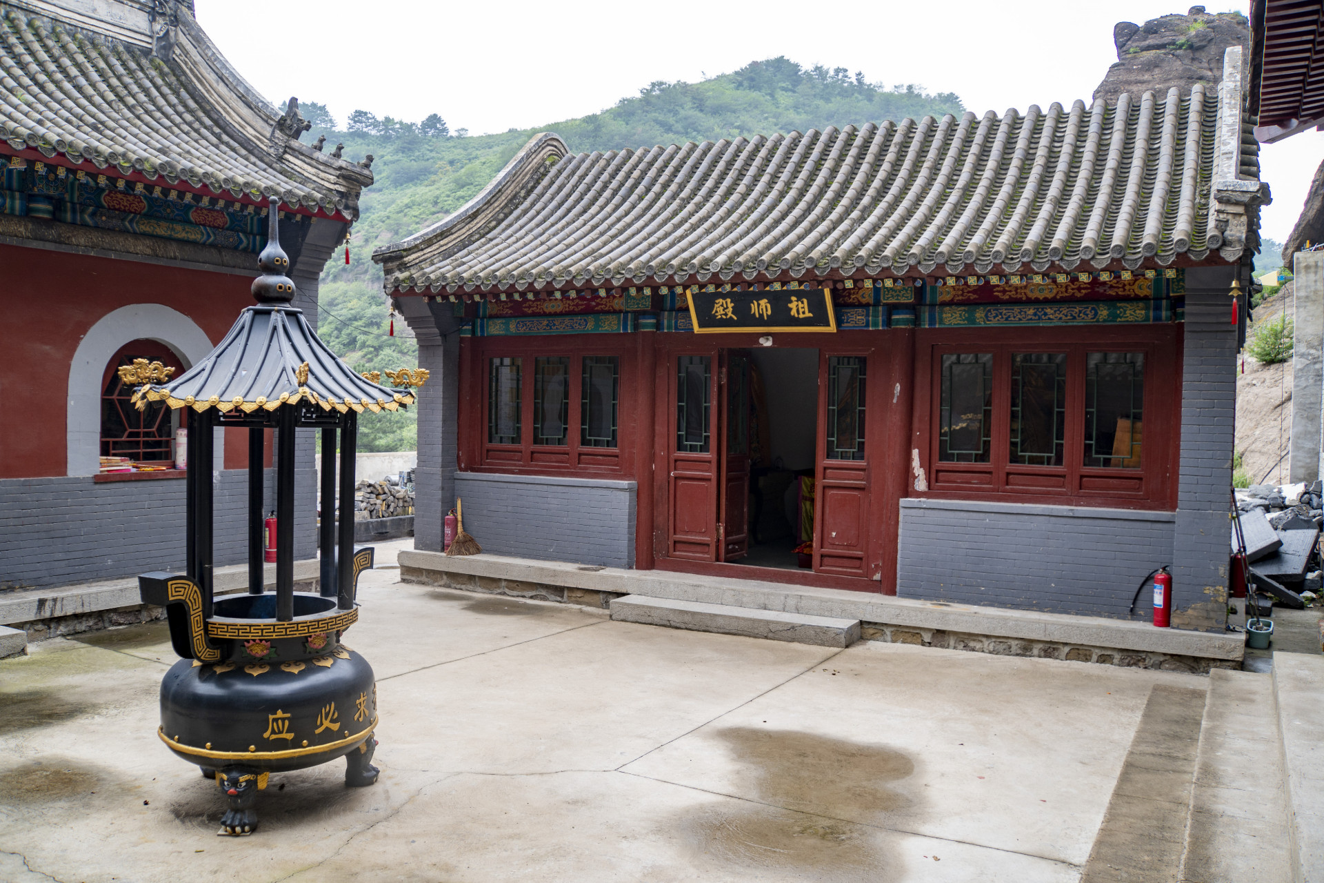承德市双滦区双塔山镇雕沟内——双龙寺.免费,游人少,风景独特.