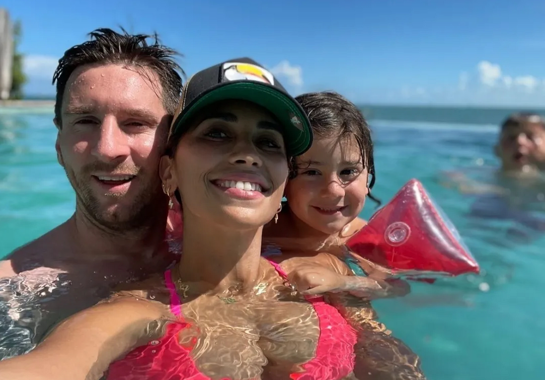 安东内拉晒梅西度假晒日光浴的照片 梅西目前身在美国度假,他的妻子