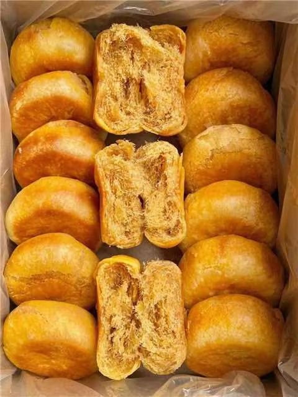 空口吃馅谁懂啊,皮超级酥薄,一点都不甜腻 ,一口下去都是肉松,太好吃