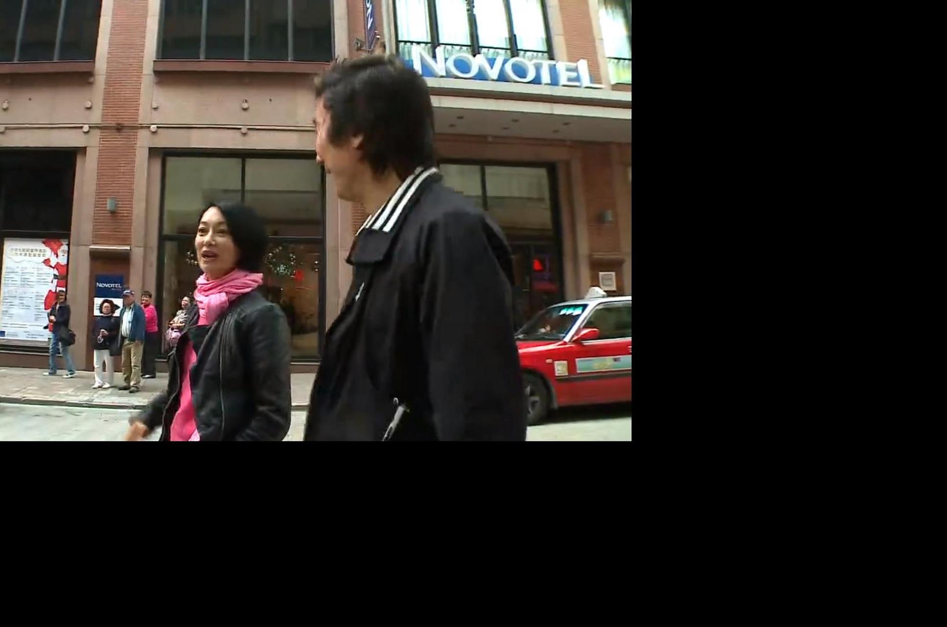 一天,香港动作女明星惠英红与前社团老大洪汉义走到这条街,惠英红指着