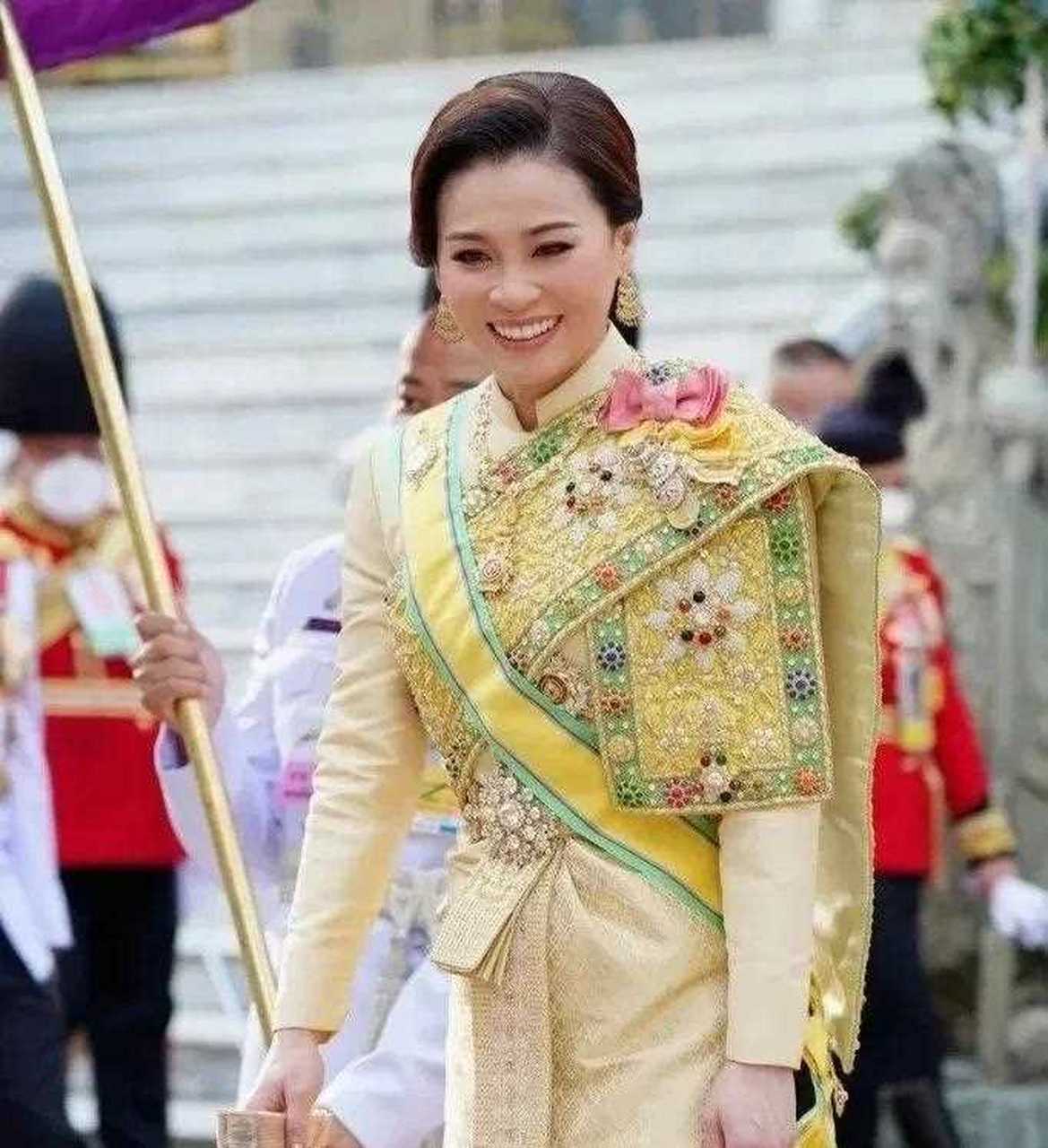 以前总是一副苦大仇深的样子,看来贵妃消失了很久,苏提达王后的心情很