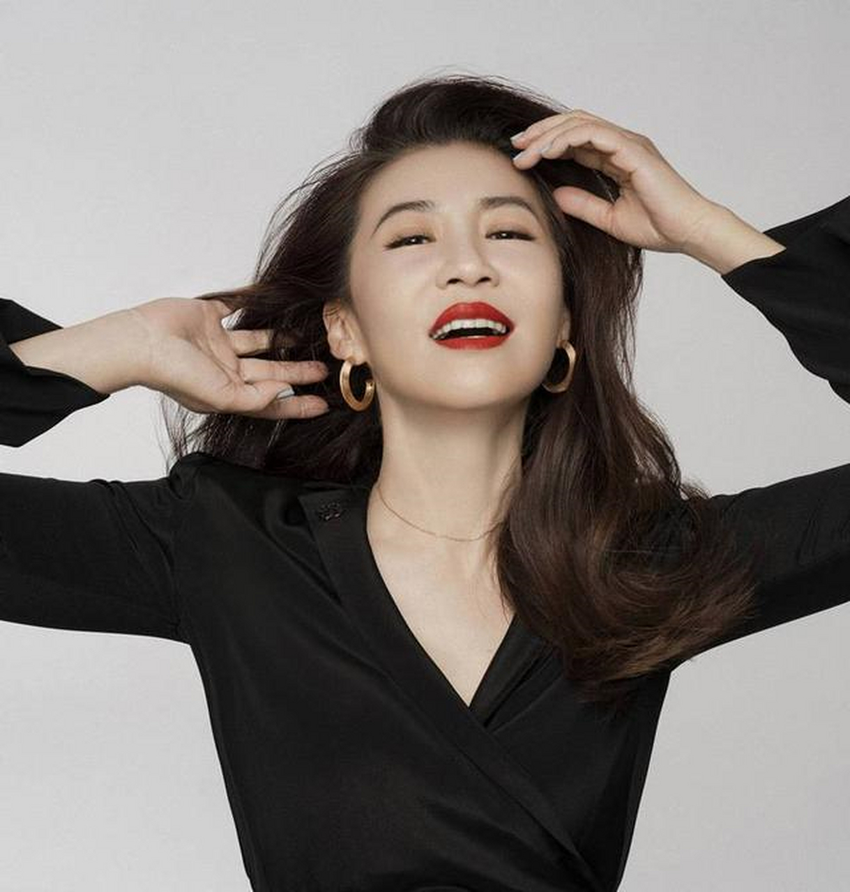 日前,演员陈炜曝光了一组气质写真,陈炜一身黑裙搭配自然卷发,抢镜的