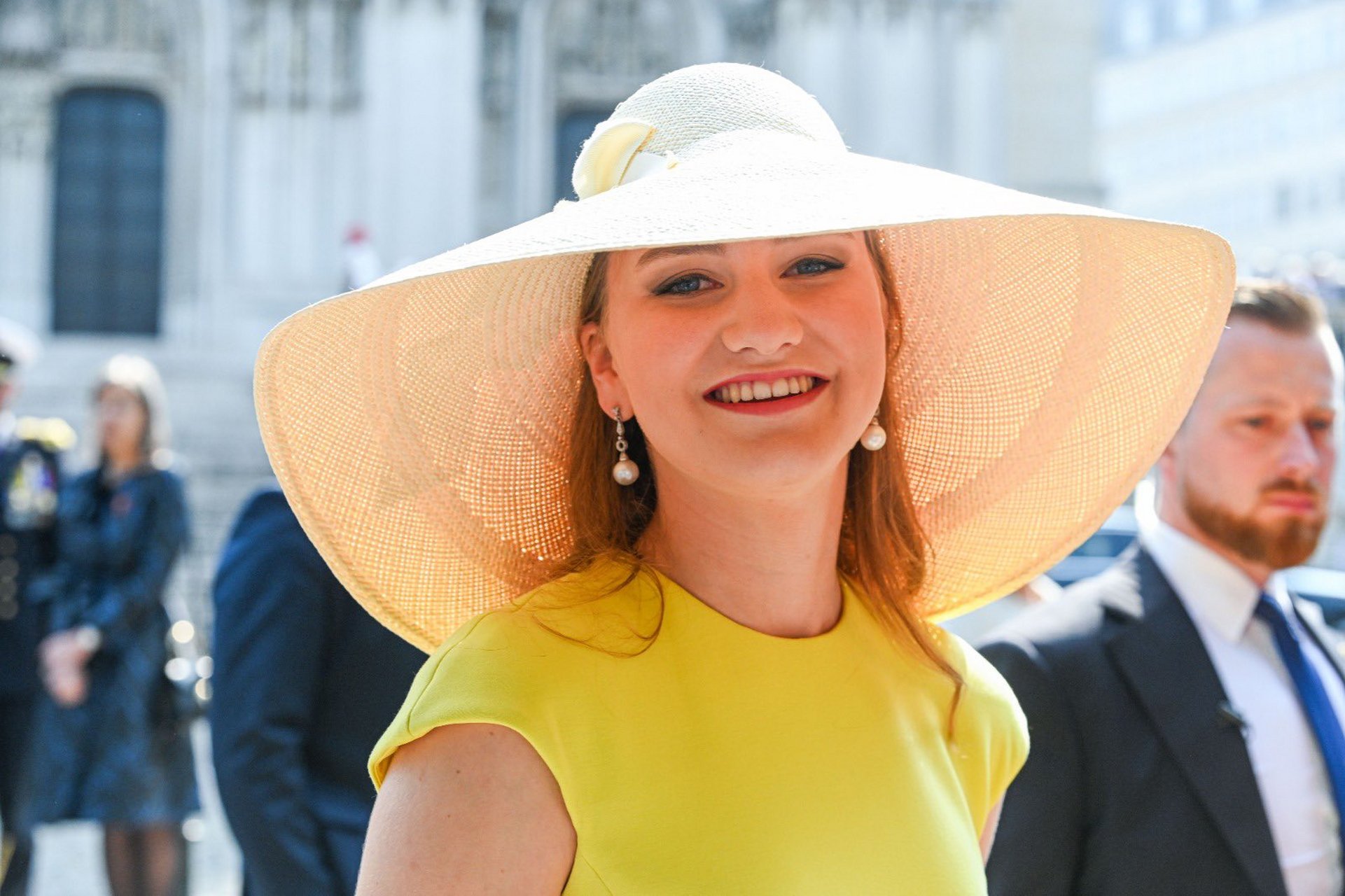 比利时伊丽莎白公主戴妈妈的耳环,好有复古美!