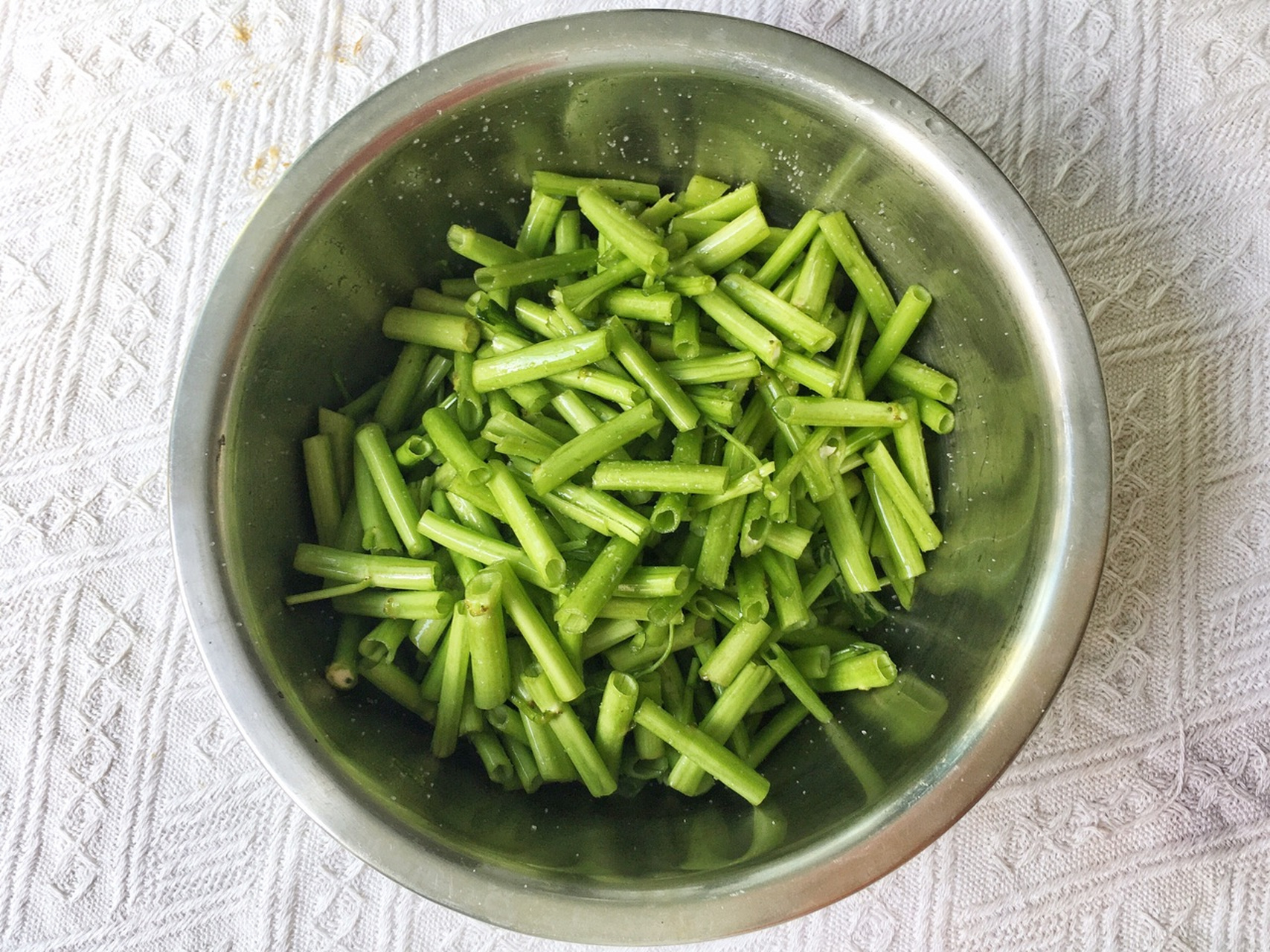 爆炒空心菜梗 空心菜,最常见的做法莫过于菜叶和菜梗一起摘成小段,再