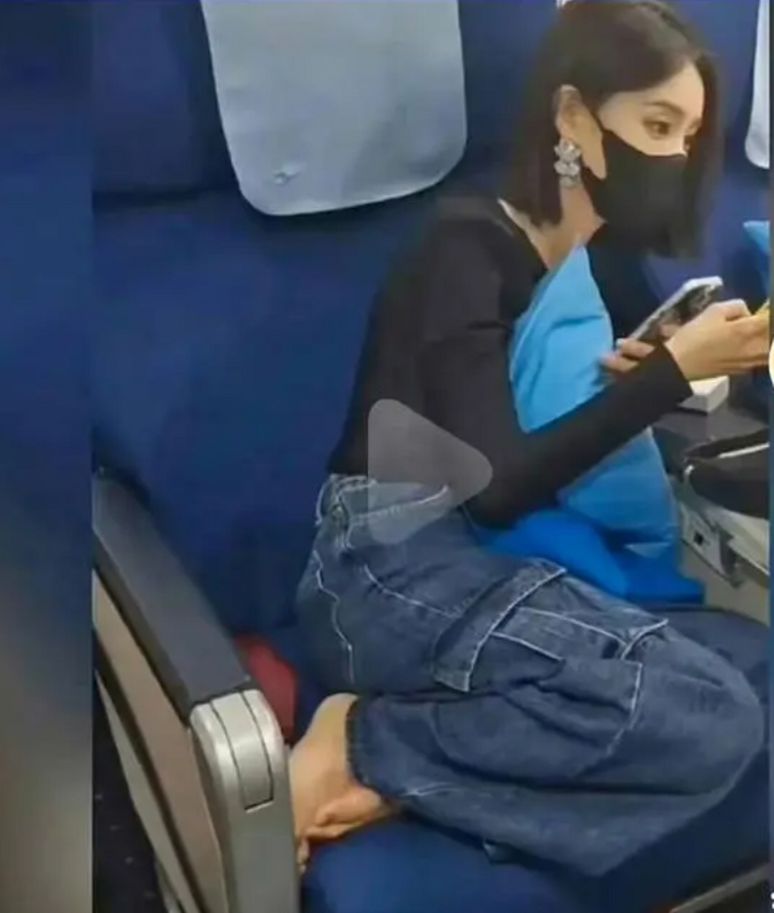 李一桐脱鞋光脚坐飞机惹争议# 前一阵子高铁上一个