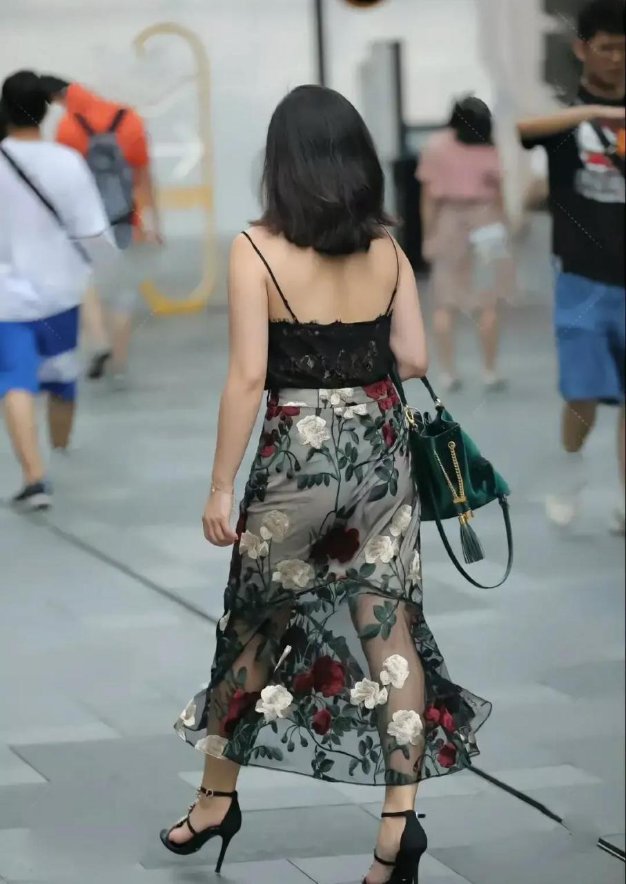 街拍美熟女阿姨,一身小吊裙