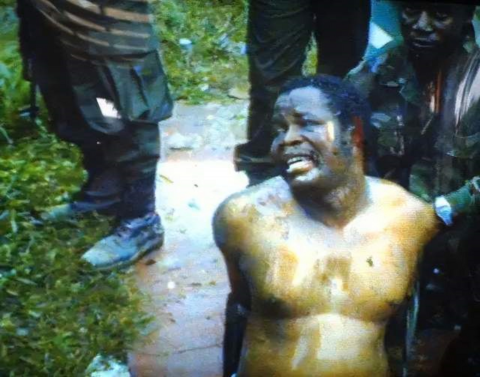 1990年,38岁的利比里亚总统多伊浑身赤裸地瘫坐在地上,他的耳朵已经被