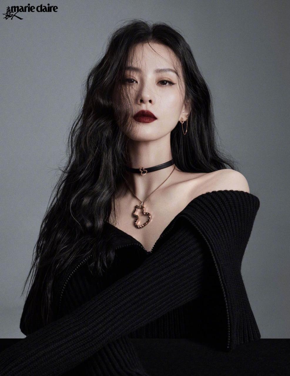 刘诗诗嘉人8月刊封面大片,微卷长发,深红唇妆…穿着31363530