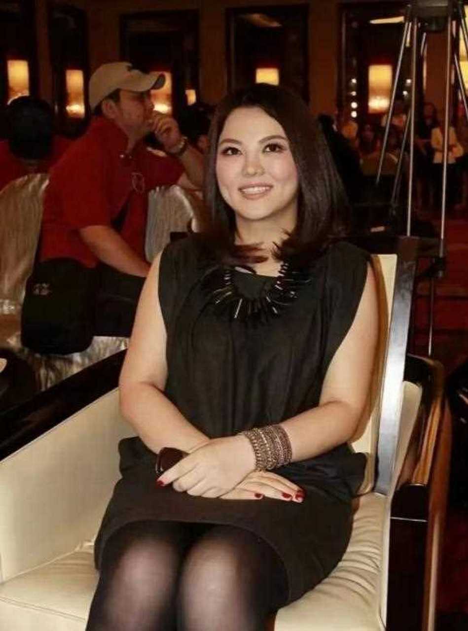 李湘应该是胖的最有韵味的一位女星吧,穿红裙配黑丝袜目测有140斤