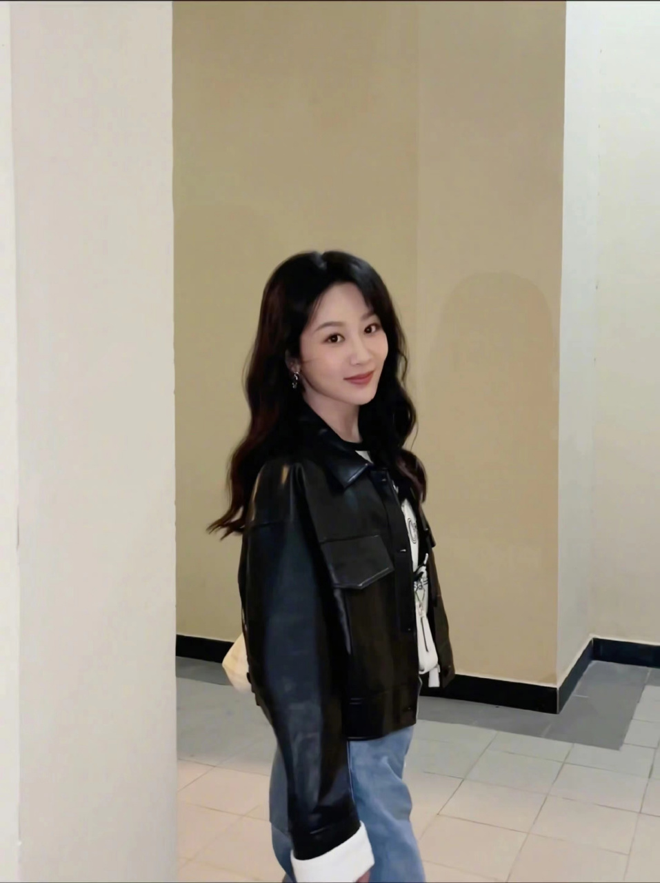 杨紫卷发皮衣live图##杨紫你们要的会动的#  紫妹皮衣好米