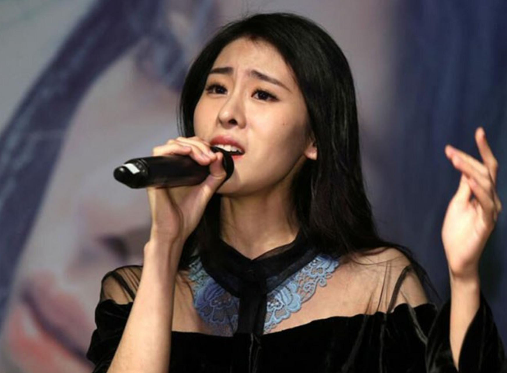 她自己很明白华晨宇靠不住,也不会娶她,想生下他的孩子,有了孩子这一