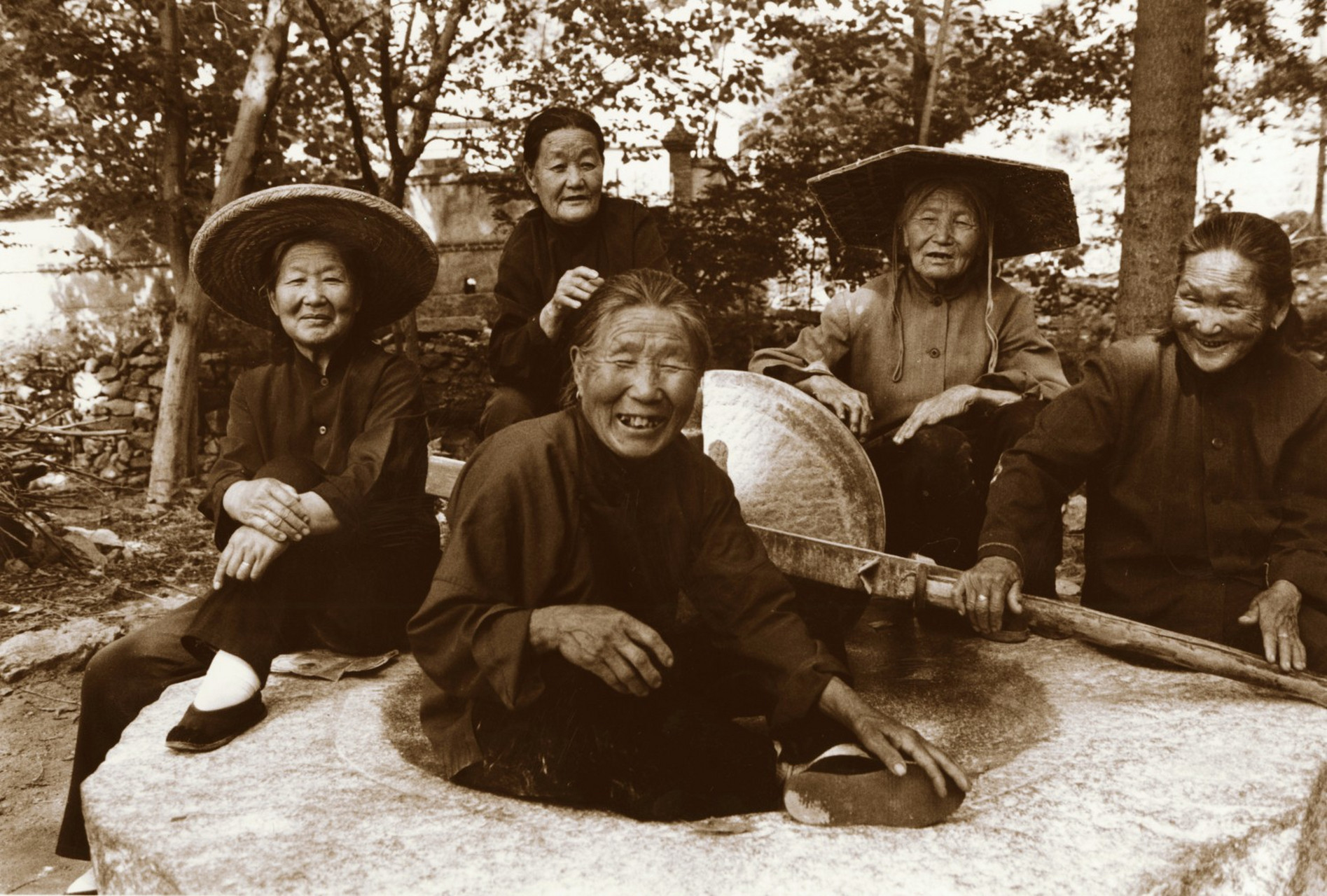 电影《沂蒙六姐妹》中有一个感人的经典"人桥"场景:月芬带领众姐妹扛