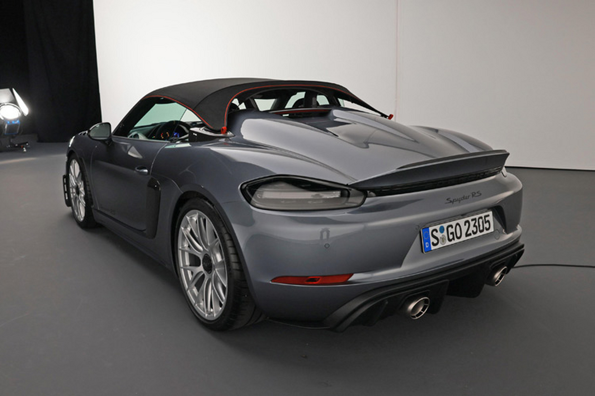 保时捷718 spyder rs在国内正式开启预售,价格为157.80万元起.