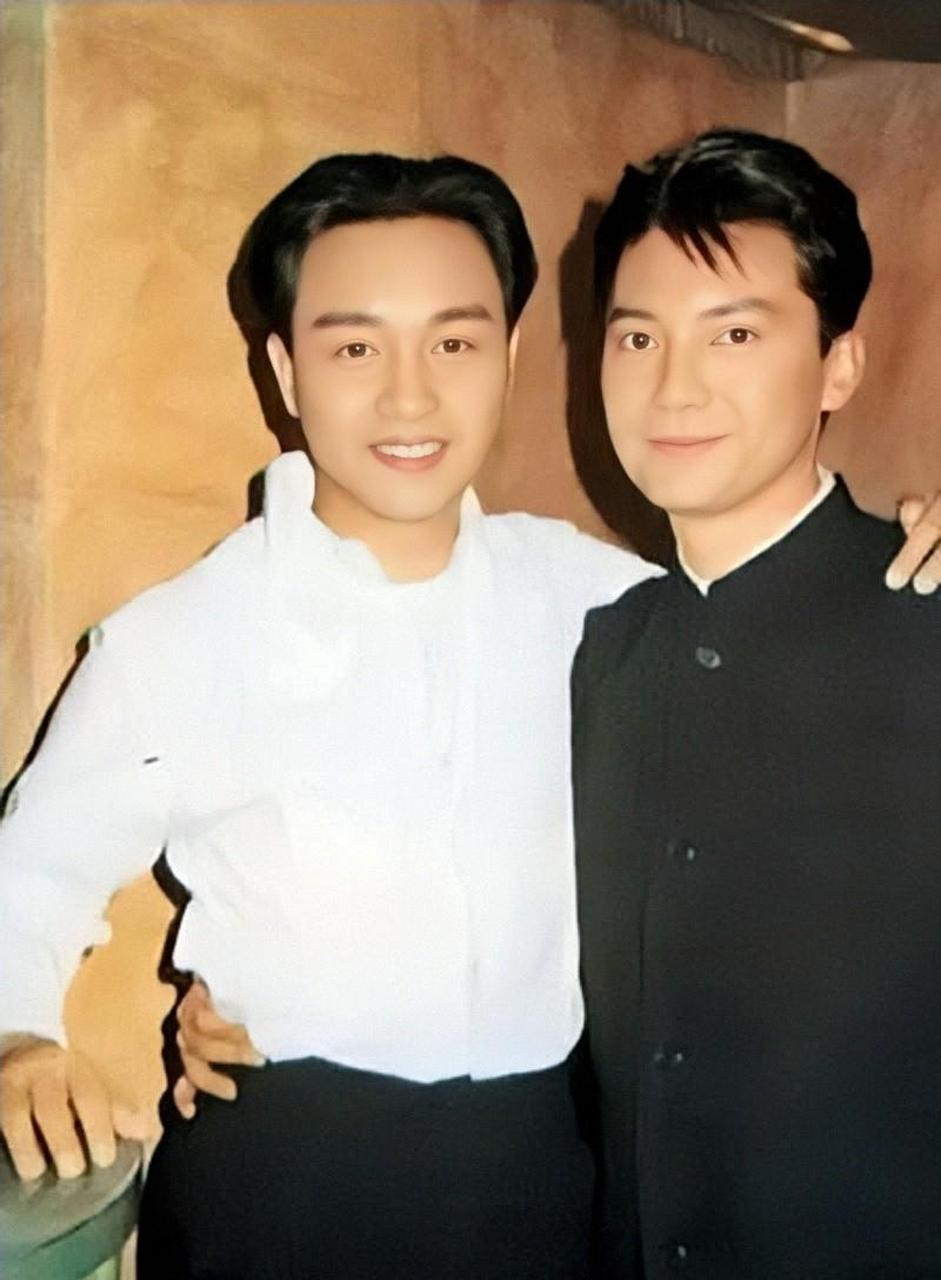 虽然,两人年龄只相差4岁,但张国荣看起来要比尊龙明显年轻很多.