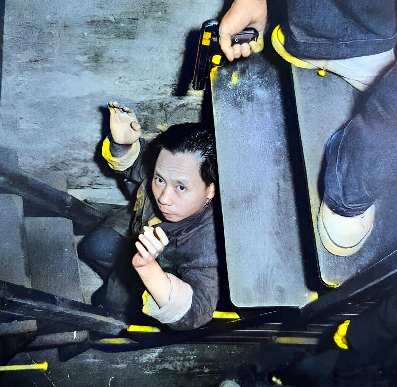 1957年,特务龚炎被抓捕现场.龚炎相当狡猾,男扮女装,秘密潜藏在上海.