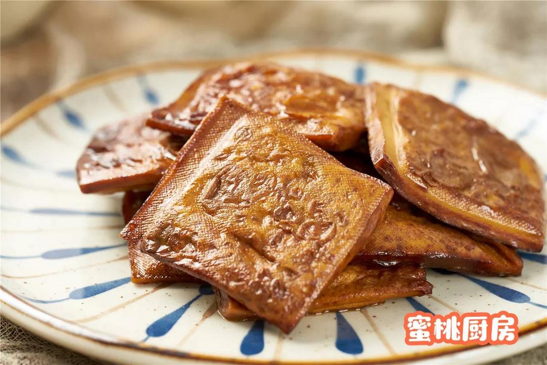 卤香豆干  豆干其实就是豆腐干,由于比豆腐经受了更多的磨砺,味道也