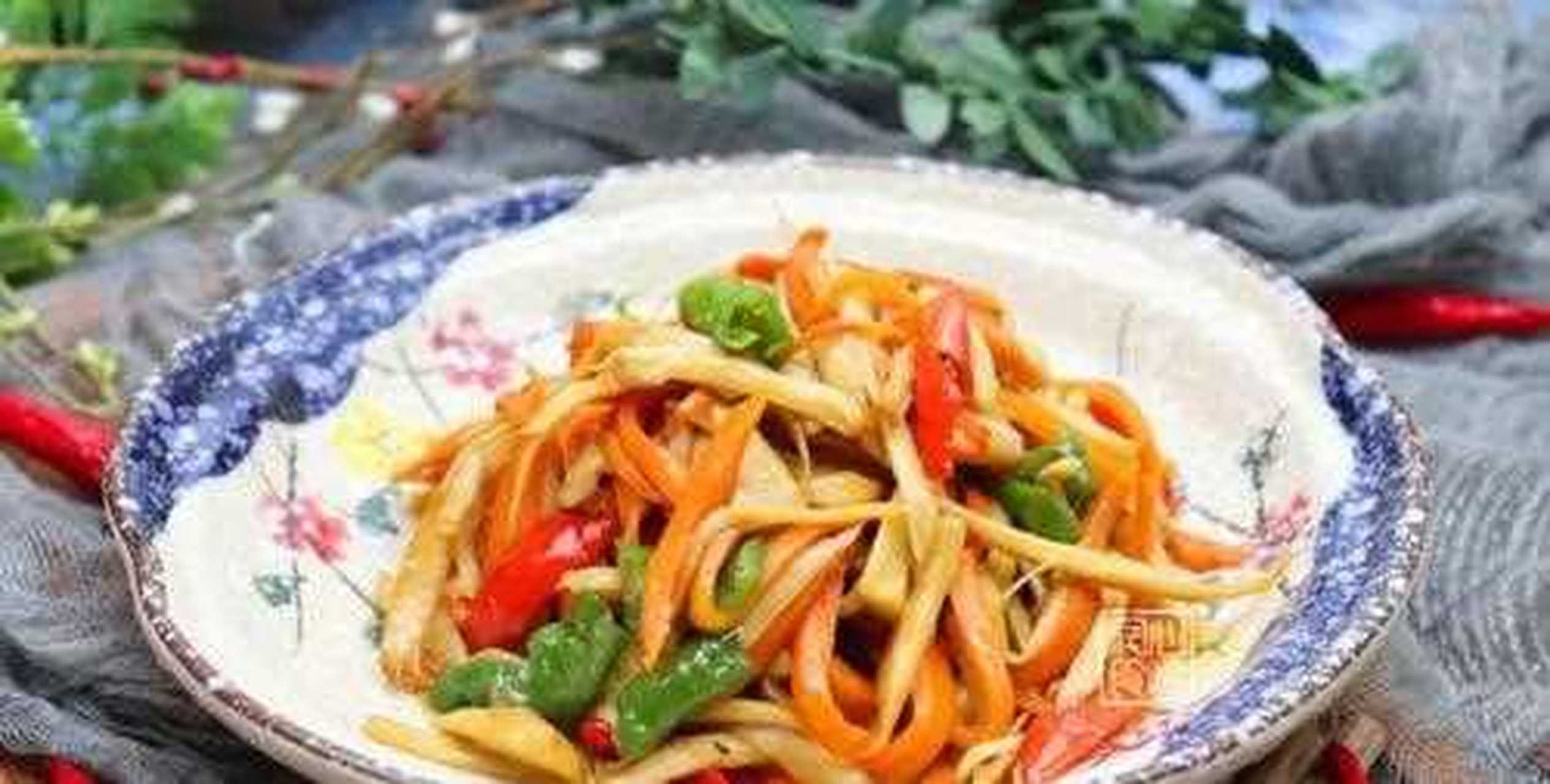 盐少许,蚝油一勺,生抽一勺,鸡精一小勺[什么鬼] 胡萝卜炒杏鲍菇的做法