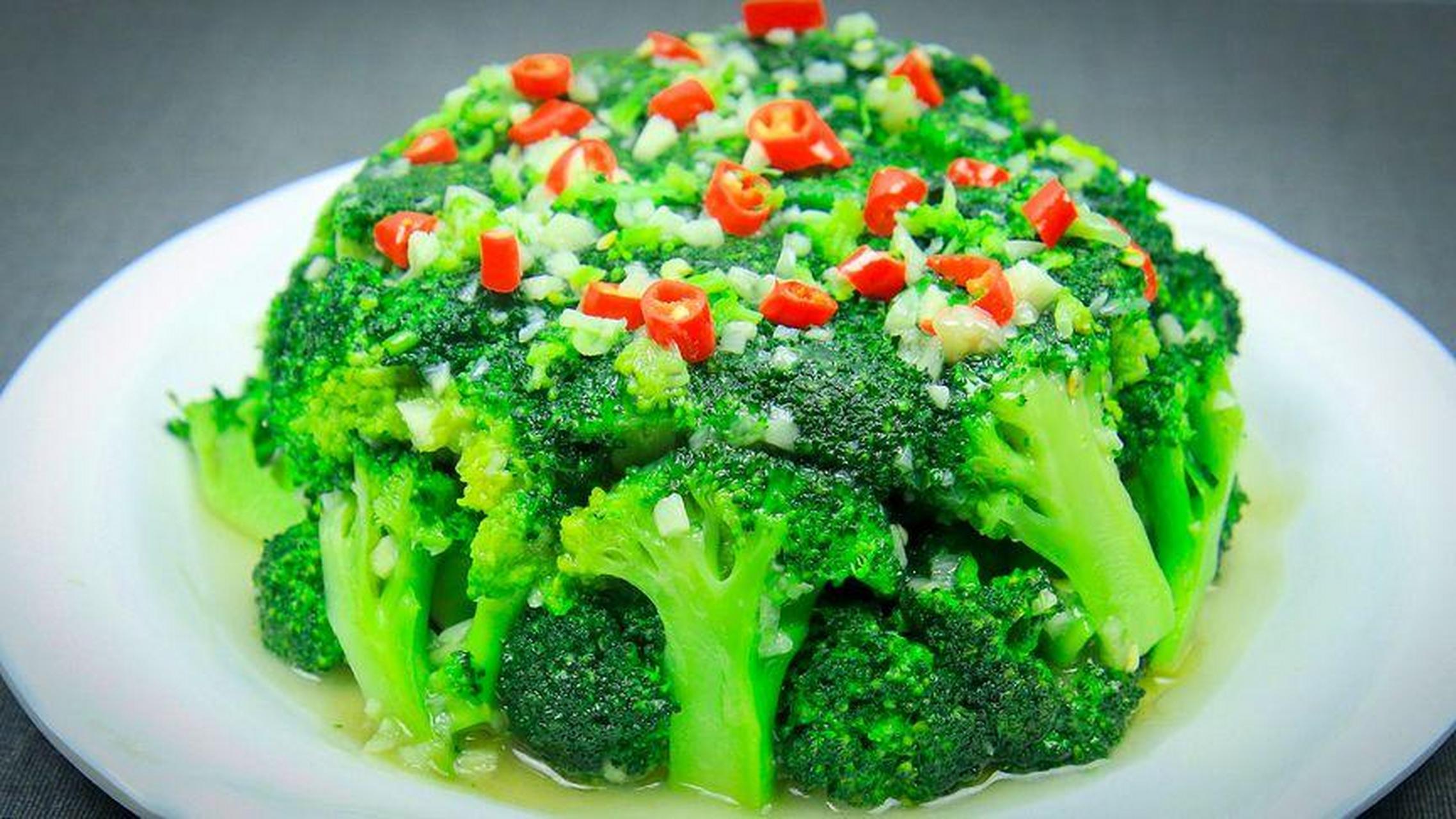 蒜蓉西兰花做法: 1,西兰花剪成小朵,清洗干净!