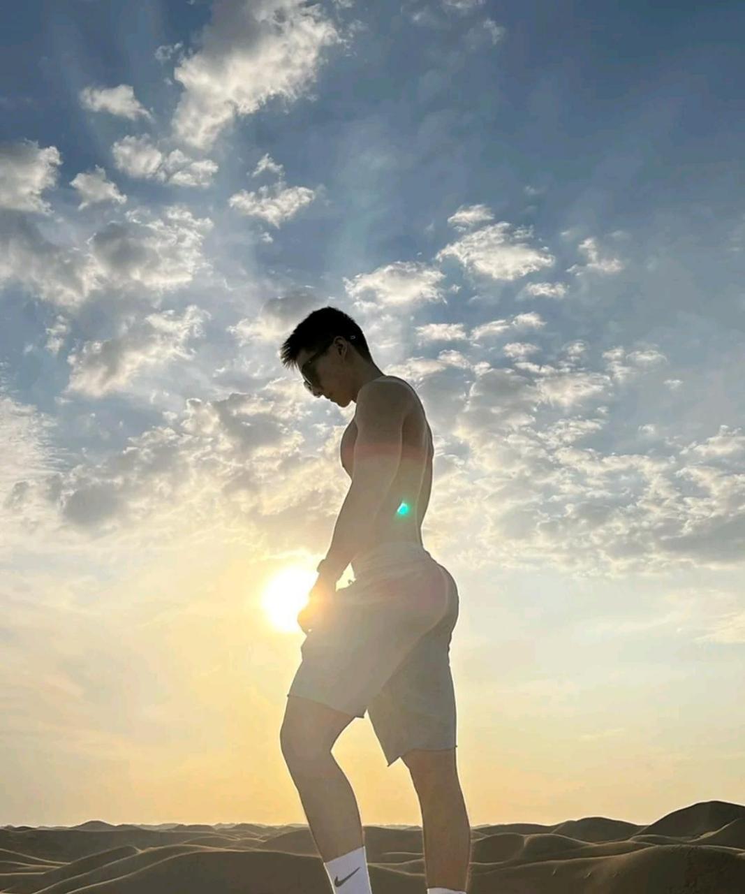 我觉得男生有翘臀比女生更美,男生肌肉均匀有一点翘臀更能体现出s型