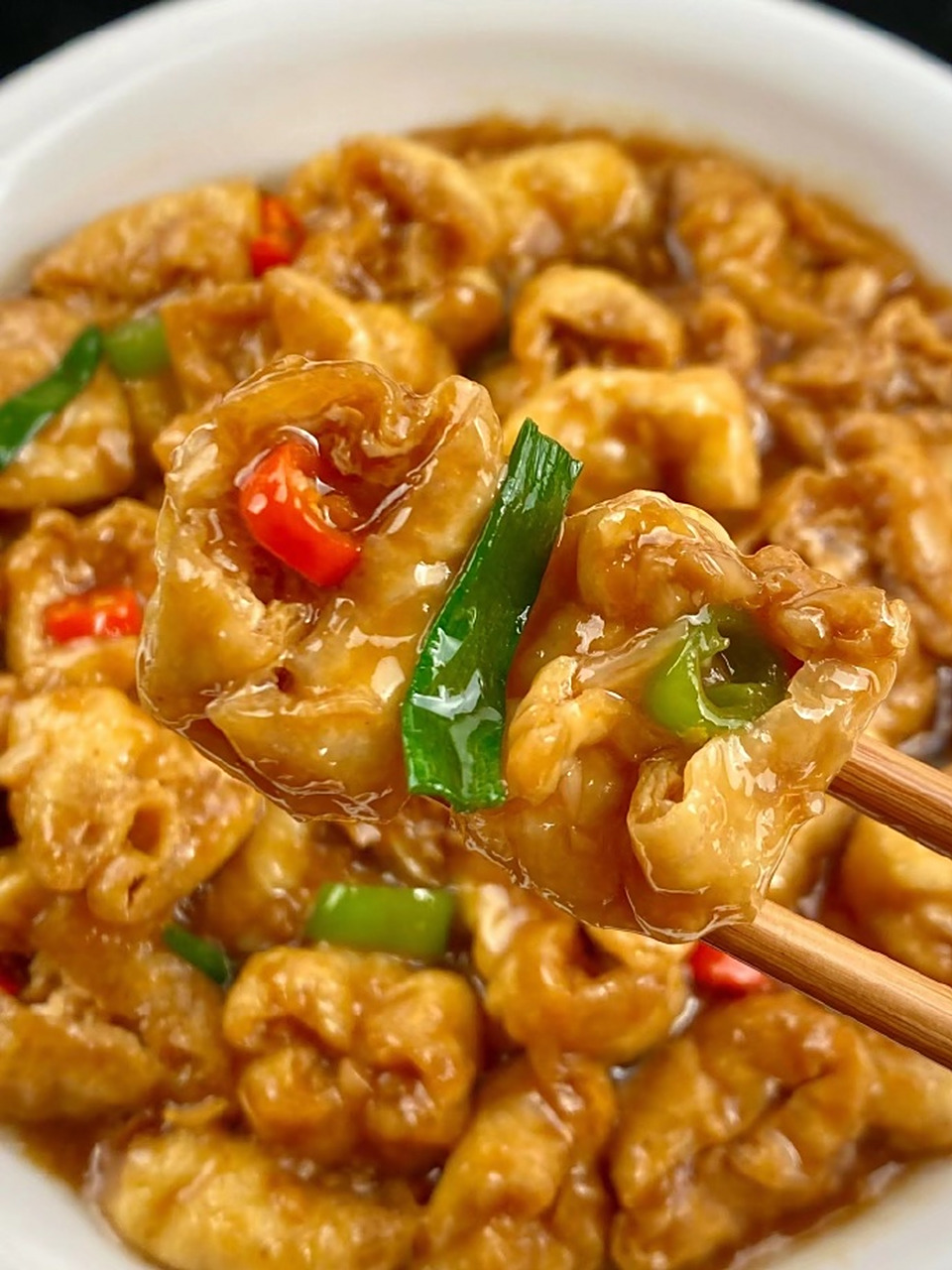 浓郁的辣椒炒油豆腐一出锅就炫到我了,香迷糊了!