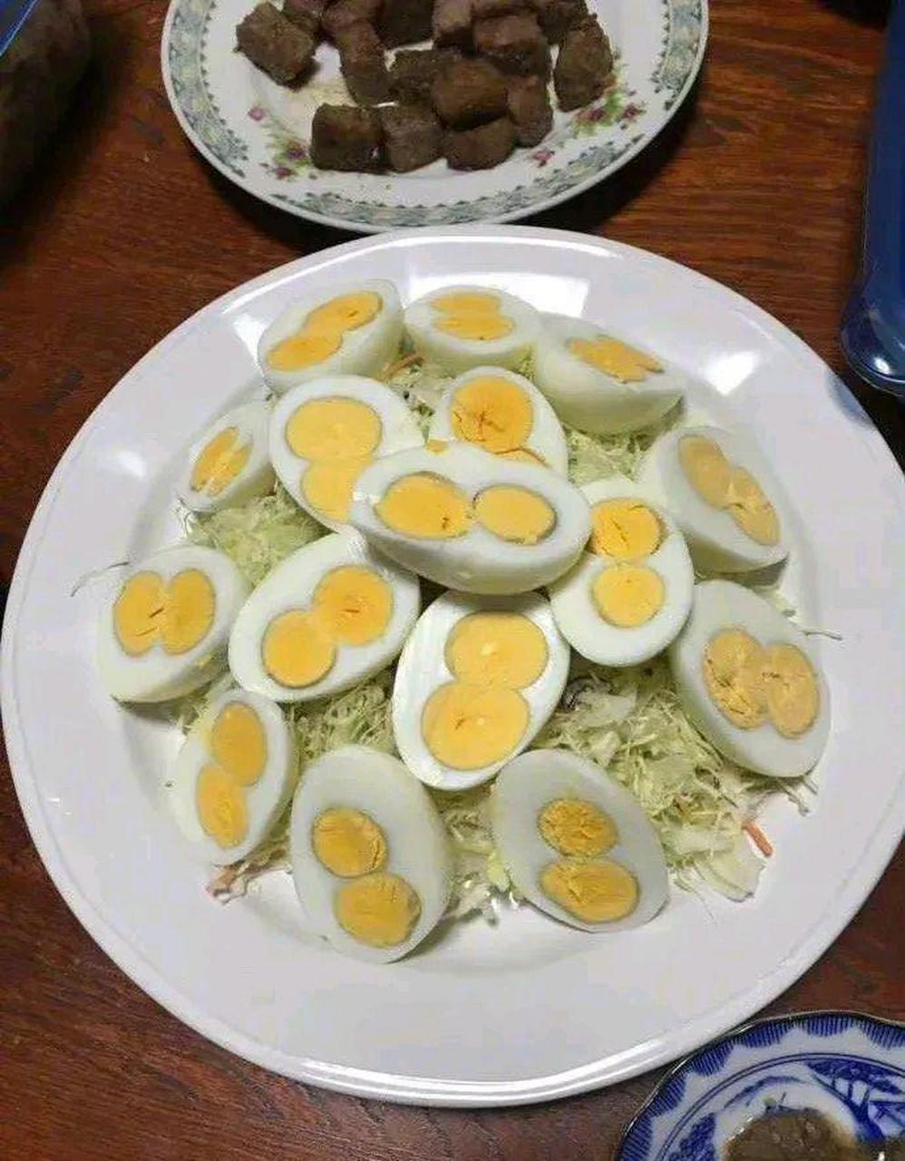 什么样的概率出现这么多双黄蛋  [滑稽]神回复[嘻嘻]内涵段子[苦笑]