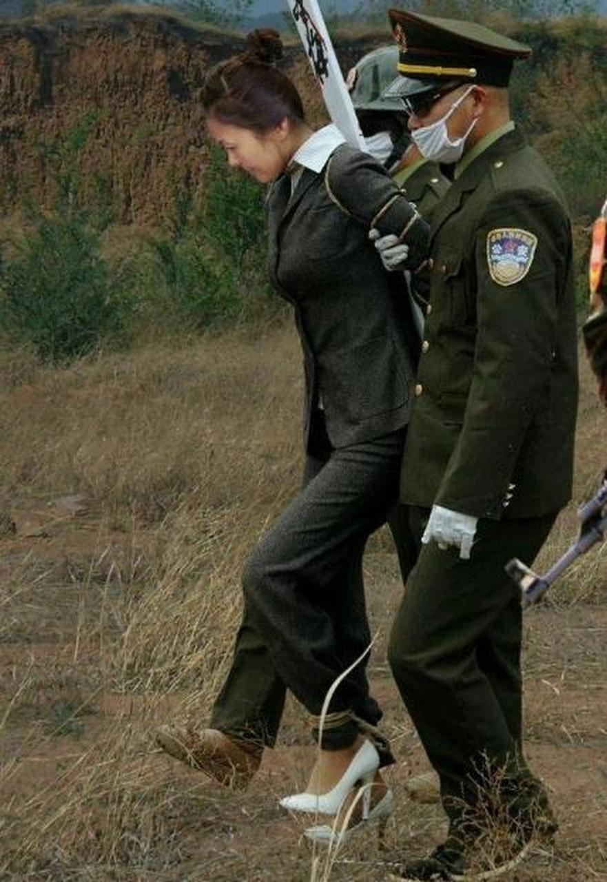 美女死刑犯,罪犯从侧面看似乎是眉清目秀,长相漂亮,身材看上去也很不