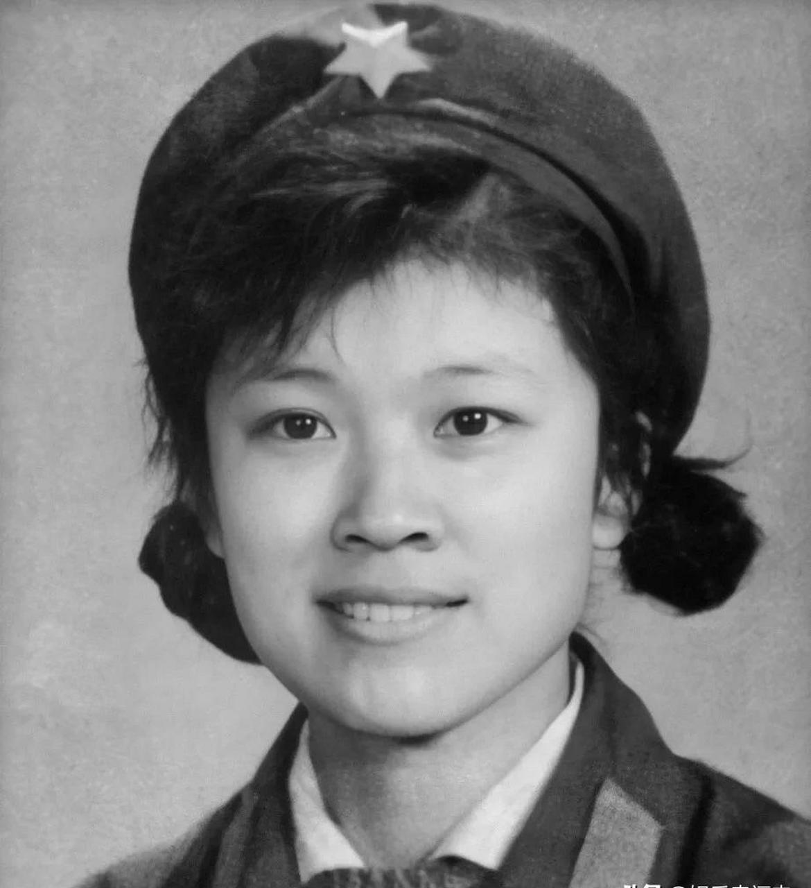 gif创作人# 宋春丽从少女时期到现在的一组军装照,13岁时的宋春丽创 