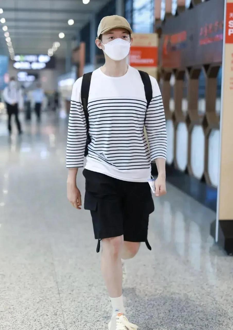 gif创作人# 霍尊独自一人现身上海机场,素颜出镜一身休闲装扮清爽