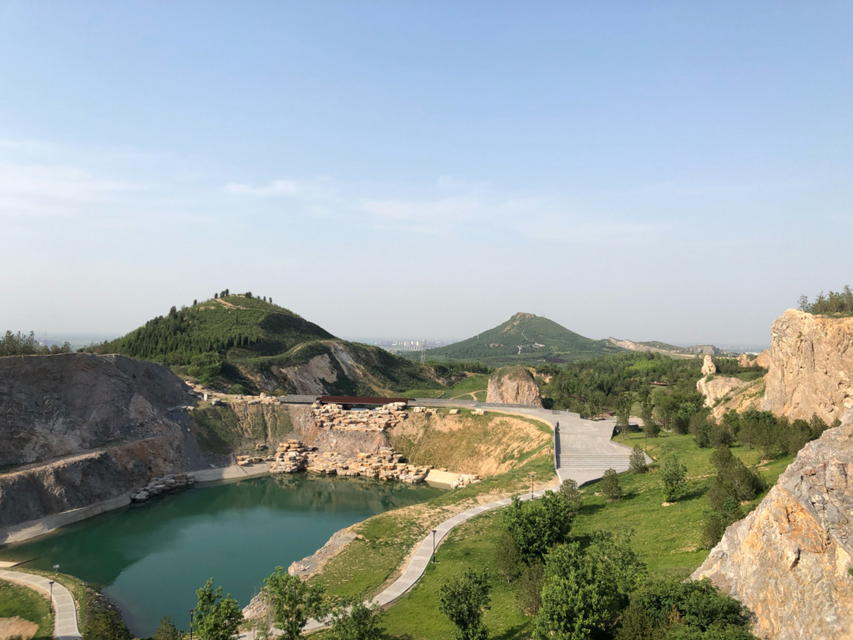 位置:位于淄博张店东部,高德导航至九顶山公园就可以啦,以前去的时候
