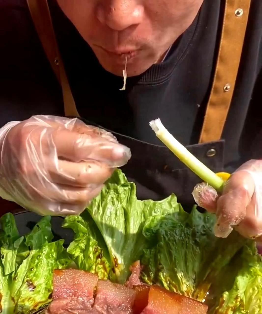 看着大哥吃肉的样子,真是让人垂涎欲滴!