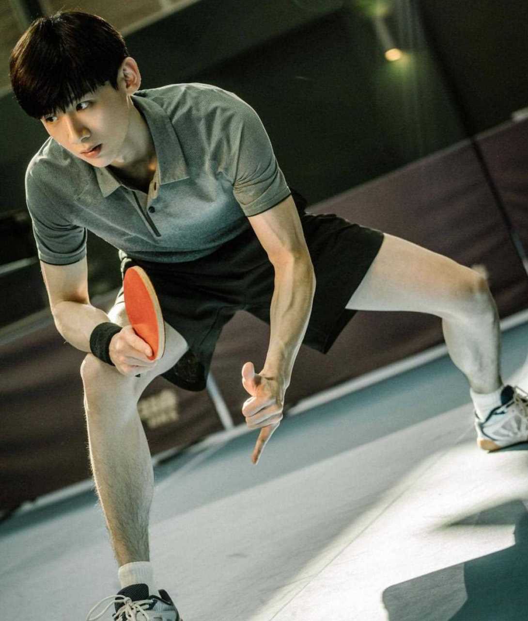 一起来欣赏白敬亭的小腿,白且有肌肉!开始搬砖的美好一天!