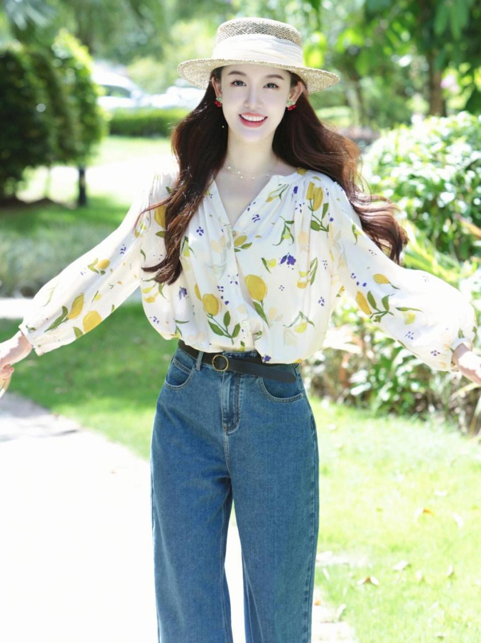 花花绿绿的衣服真的好俏皮呀,活力十足,日常生活中我们可以选择这样一