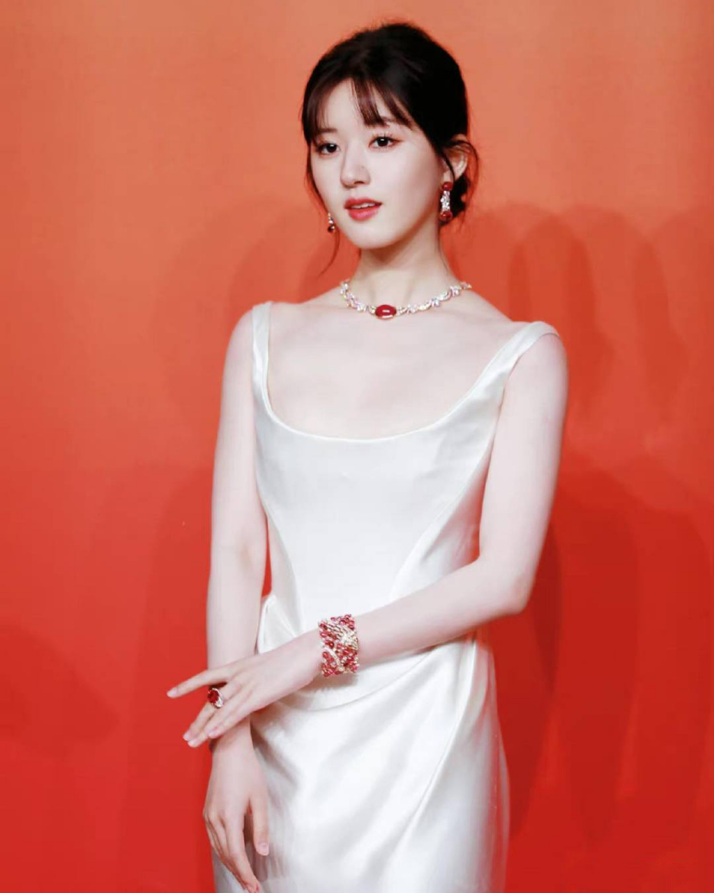 赵露思白色绸缎吊带裙,性感优雅! 676767#赵露思