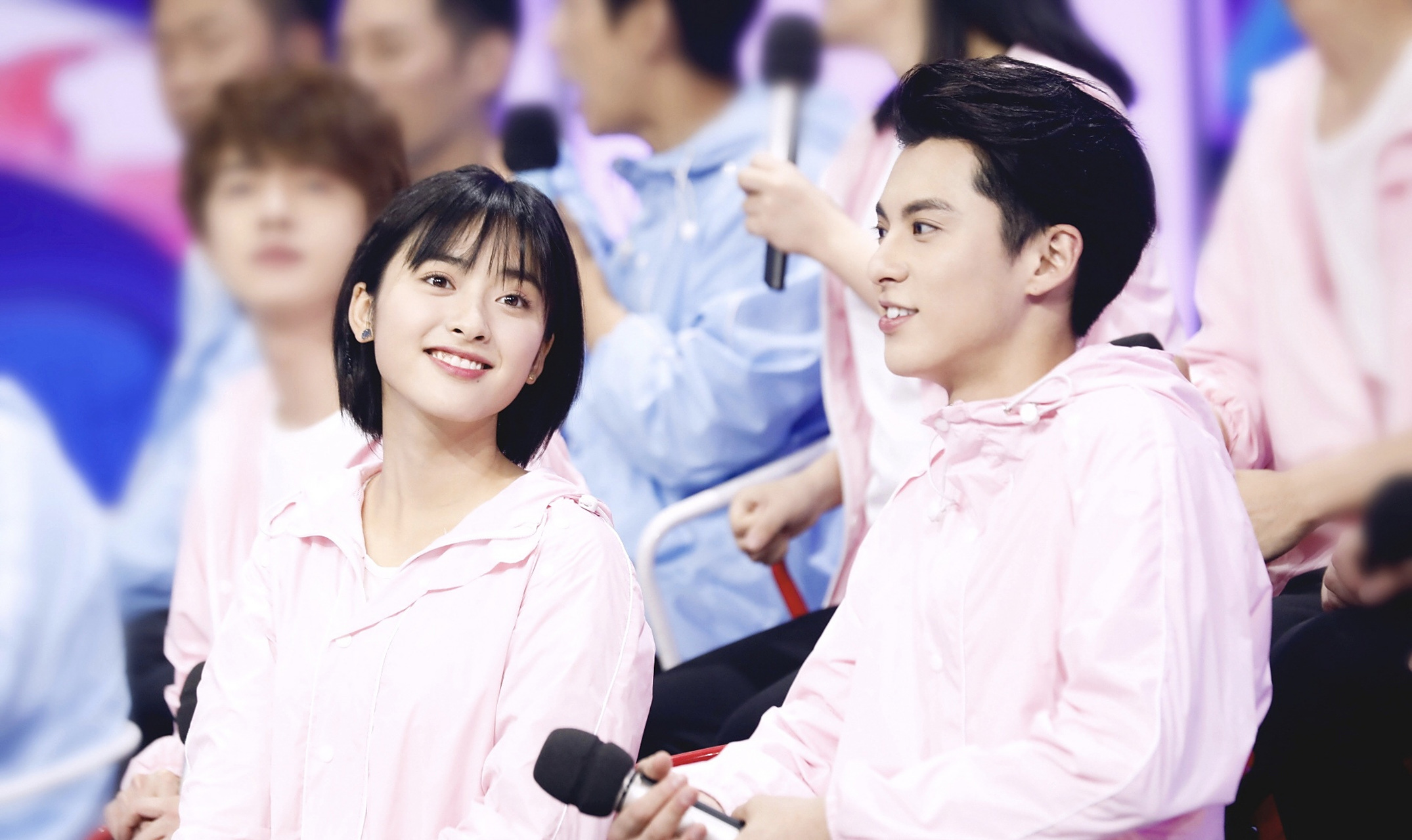 王鹤棣给宋伊人的拥抱,撕开多少"恐女"男艺人的虚伪面孔?