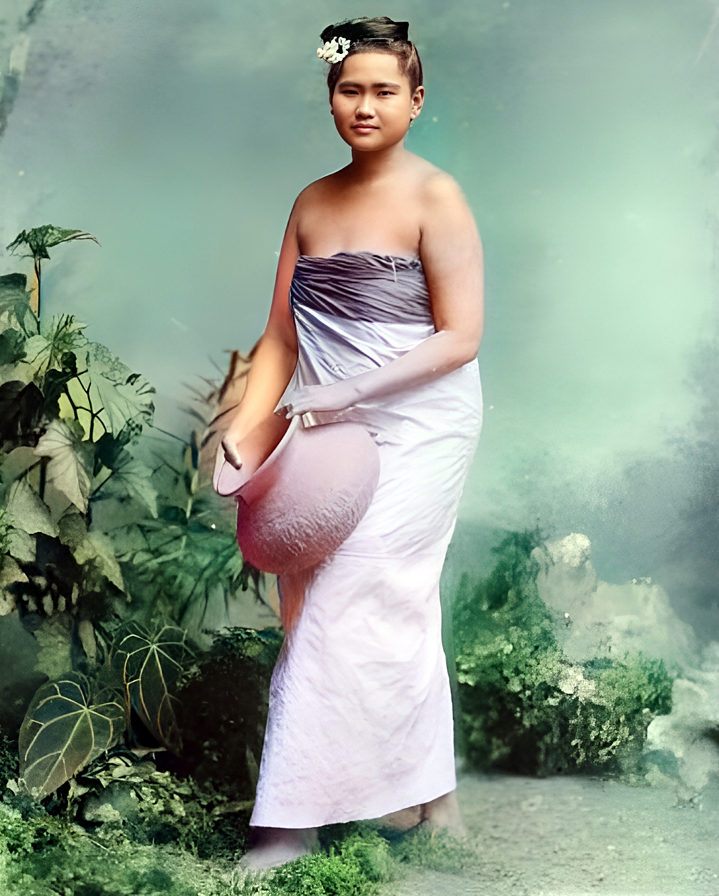 1908年,缅甸美女在照相馆展示三种生活场景