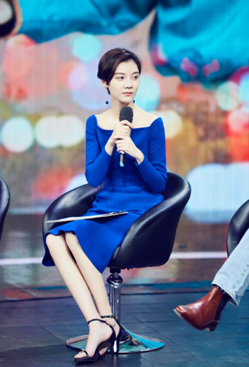 "车晓"又美出圈了,穿蓝色连衣裙现"赫本式优雅",简约又高级.