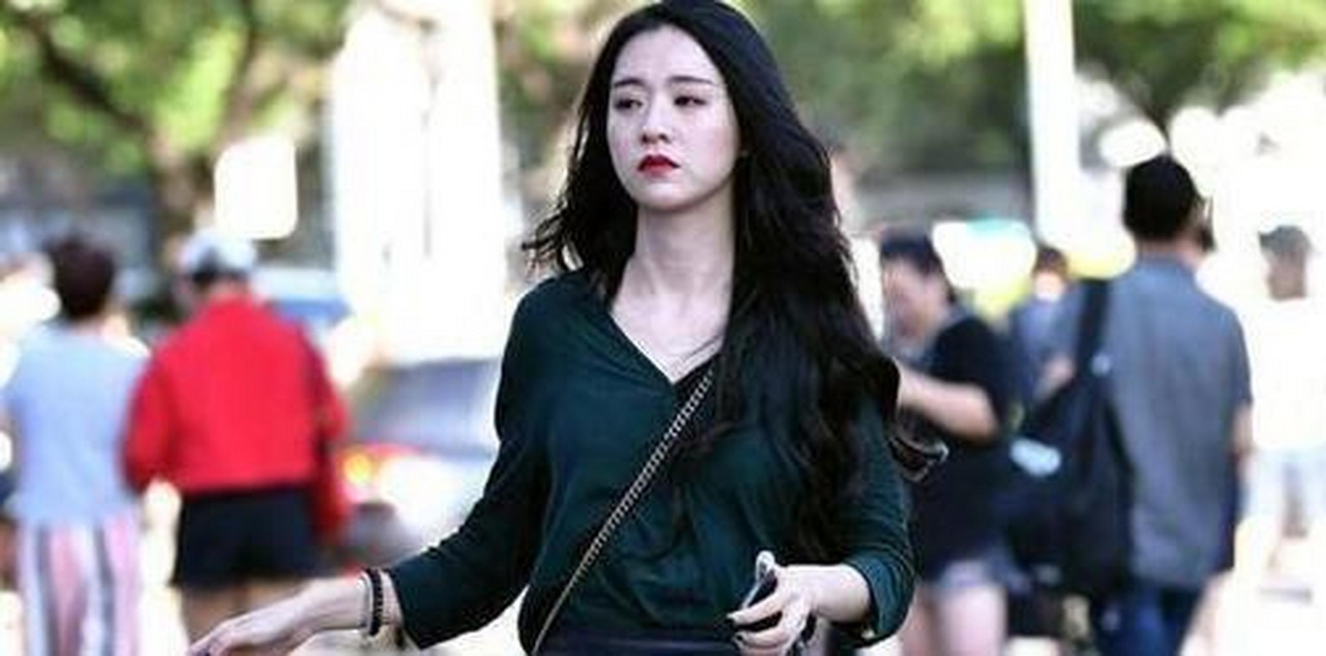 雪肤花貌的美女,一件墨绿色衬衫配黑色短裙,时尚魅力女神